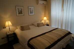 1 King Size Bed.  
It could be split in two Twin Size Beds with an extra charge
