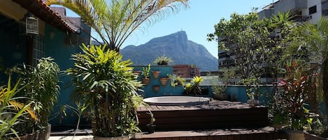 Terraço com hidromassagem e vista para a estátua do Cristo redentor

