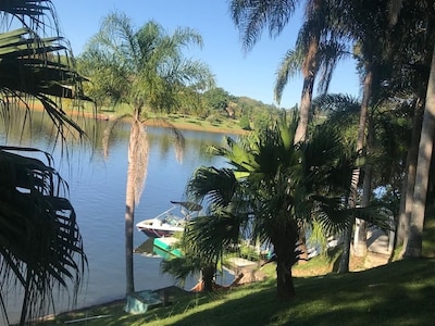 Exuberante Chácara na frente da Represa - 12 suítes e com lazer completo