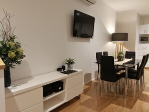 Living area flat screen TV and dining table for 6 people
