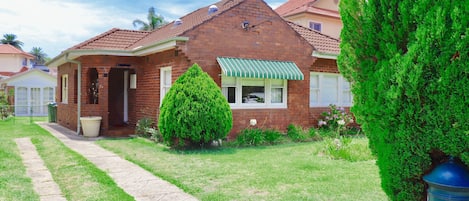 Cute cottage, big backyard, close to the beach