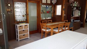 Dining area seats 6