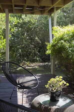 Garden setting of lower deck