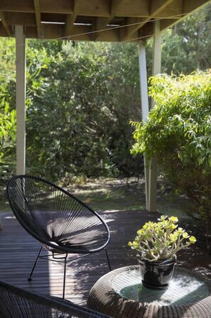 Garden setting of lower deck