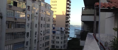 Vista lateral do mar de Copacabana/side view of copacabana beach
