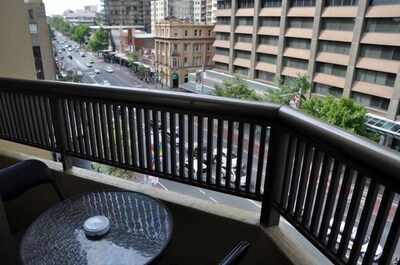 Sydney CBD 2 Bedroom Apartment with Balconies