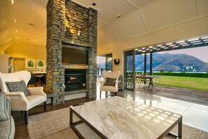 Lounge - like everything opens out onto the deck
