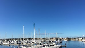 marina walking distance with boat ramp and restaurant
