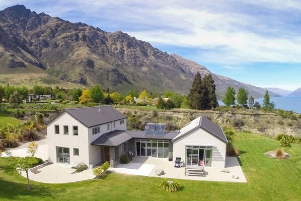 Luxurious Lakeside