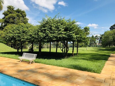  Piscina,  churrasqueira , quadra de tênis.No max 14 pessoas em 7 quartos de lux