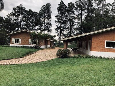  Piscina,  churrasqueira , quadra de tênis.No max 14 pessoas em 7 quartos de lux