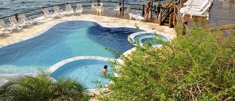 Piscina do condomínio à beira mar.