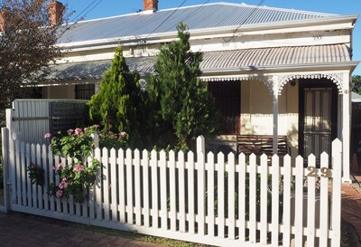 Clyde's Cottage, Parkside