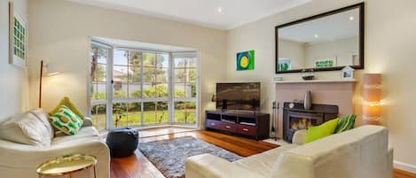 Lounge, fire place, full foxtel, unlimited wifi, dog friendly, parking