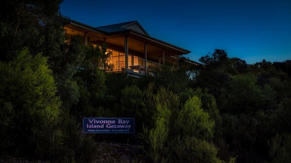 Night view of Vivonne Bay Island Getaway.