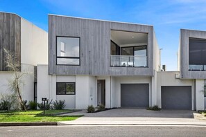 Stylish townhouse in the heart of Torquay. Located in a prime position only 50m from Bell St shops, dining and bars, this architecturally designed townhouse puts you in the perfect position and only 500m to Torquay beaches! 