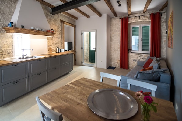 One bedroom apartment with courtyard