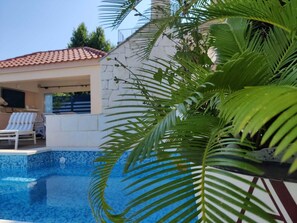 pool area
