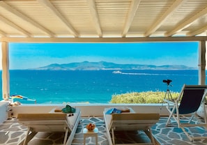 Imagine yourself here, on Vista Ariadne’s private terrace.