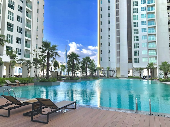 big swimming pools for kids & adults, and common recreation area: gym, sauna...