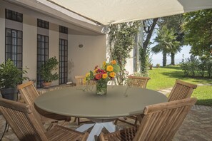Outdoor dining
