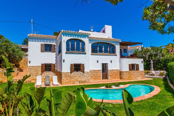 Beautiful Villa CHIO is set in peaceful surroundings yet close to the beach.