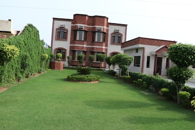 Beautiful Group n Marriage Stay Cottage in Amritsar