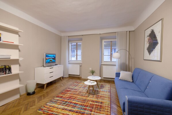Living room area with sofa bed for 1 person, 110 x 185 cm