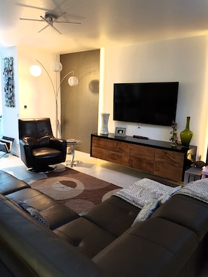 Comfortable Living room to relax with flat screen tv, cable, WIFI and more!!