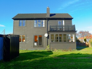 Garden view, to kitchen, lounge and 3 bedrooms