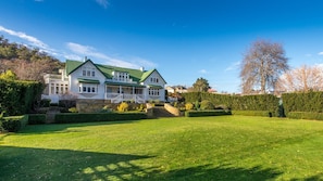 Derwent River Villa, lovely restored homestead on large landscaped grounds