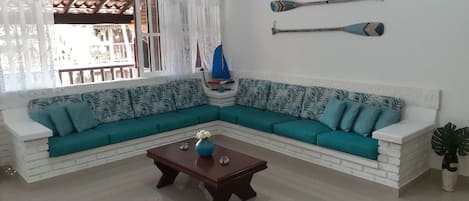 Sala de estar com 2 sofás de 4 lugares cada