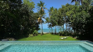 Absolute on Newell Beach
Absolute beachfront
Four bedrooms
Close to Port Douglas