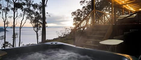 Outdoor hot tub overlooking the beautiful Paterson Valley