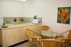 Apollo Jewel No 1 - South Mission Beach - Dining area to kitchen