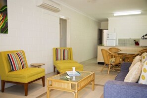 Apollo Jewel No 1 - South Mission Beach - Sitting area to kitche