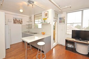 Kitchen and breakfast bar