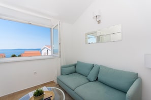 Living room in lovely sea-view Flynn apartment