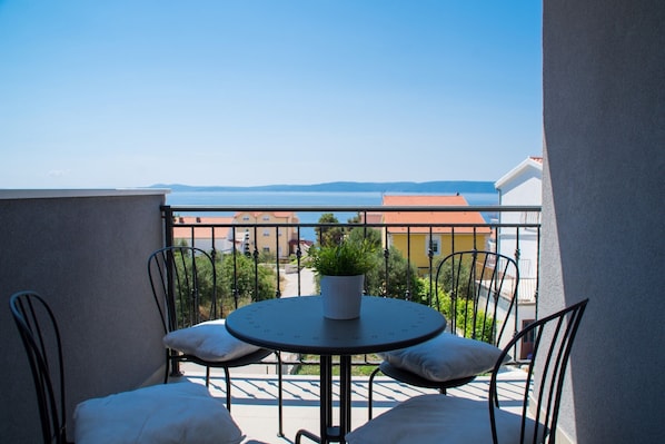 Balcony in lovely sea-view Flynn apartment