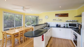 KITCHEN/ DINING