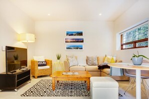 Cheviot Place Garden Apartment with Private Entrance 4