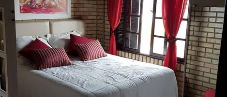 Quarto andar superior com cama queen e um beliche