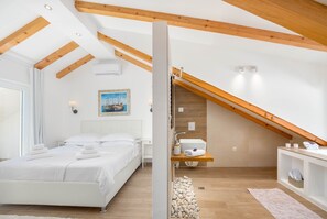 Master bedroom with private bathroom. Balcony with a sea view. TV & wifi.
