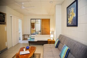 Apollo Jewel No 3 - South Mission Beach - Sitting area to sleepi