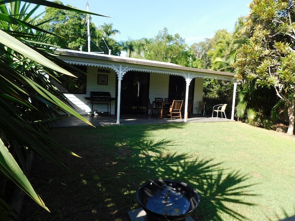 2 bedroom Cottage private yard