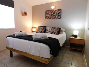 Cottage queen bed