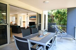 Beach House Apartment No 7 - Beachside patio