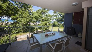 Beach House Apartment No 7 - Beachside balcony - Alfresco dining
