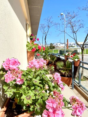 lage balcony 25m² sunny dfrom 8 am to 2 pm