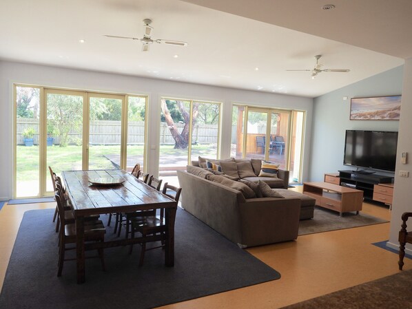 Lounge & Dinning Area 
